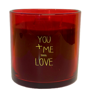 Bio Duftkerze Sojawachs mit Vanille Duft in einem feuerfesten roten Glas und goldene Beschriftung "YOU+ME=LOVE"